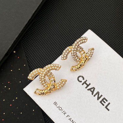 Boucles d'oreilles clous en diamant motif ajouré