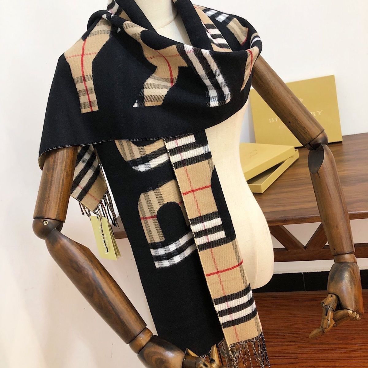 Bufanda de Cachemira Estampada con Letras Retro