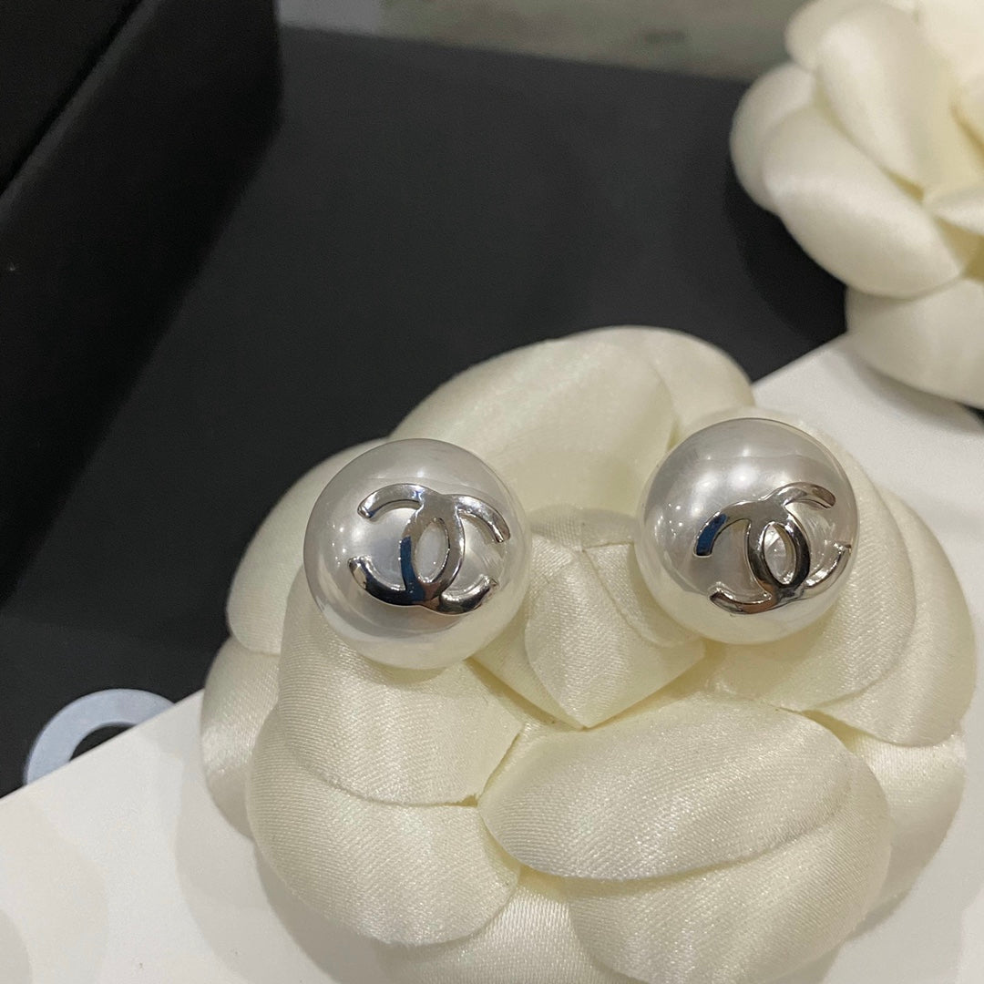 Elegantes aretes de perlas con logo