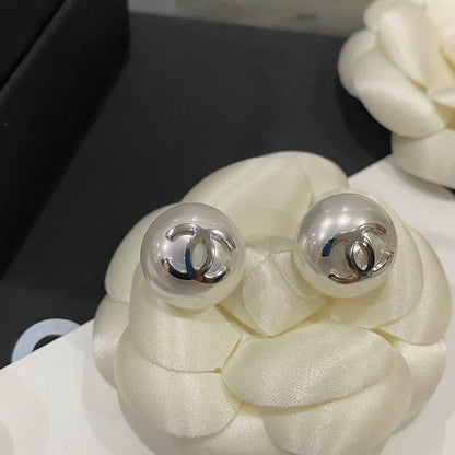 Elegantes aretes de perlas con logo