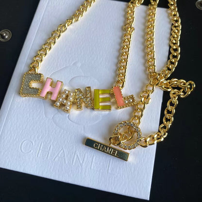 Collar y pulsera de letras de cristal coloridas de moda