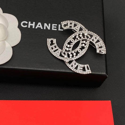 Broche brillante découpée