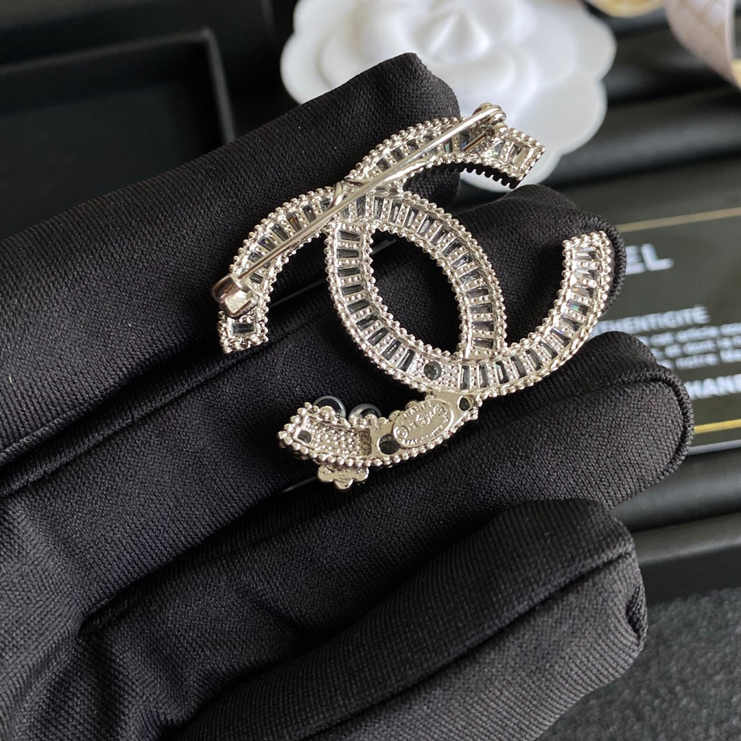 Broche de costura de perlas y diamantes