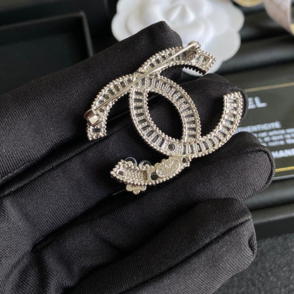 Broche de costura de perlas y diamantes