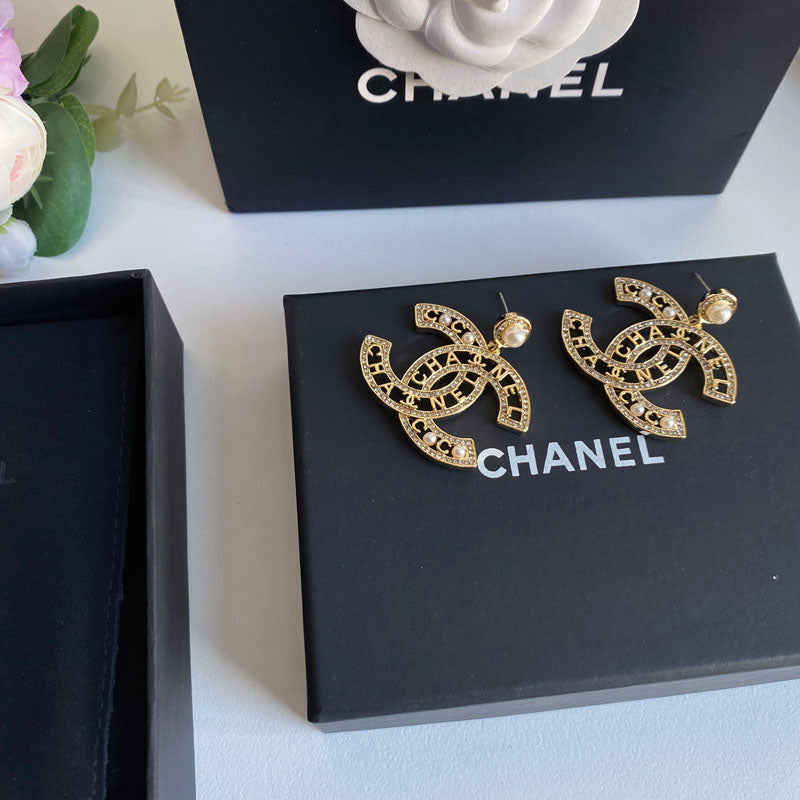 Aretes de alfabeto calado elegantes