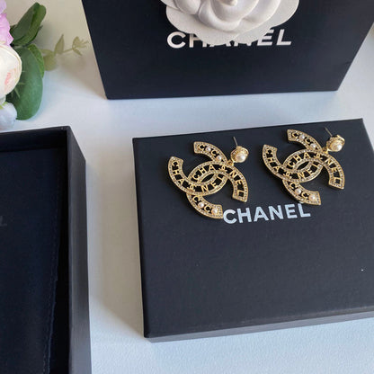 Aretes de alfabeto calado elegantes