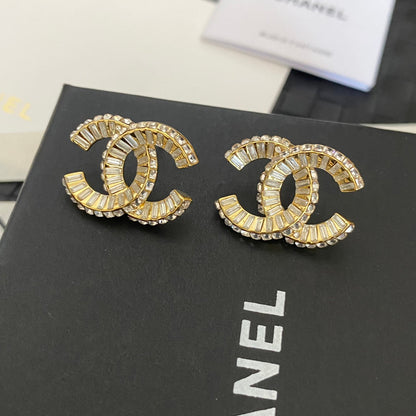 Boucles d'oreilles clous logo en cristal fantaisie