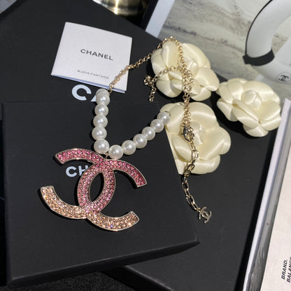 Collier de perles à logo diamant rose