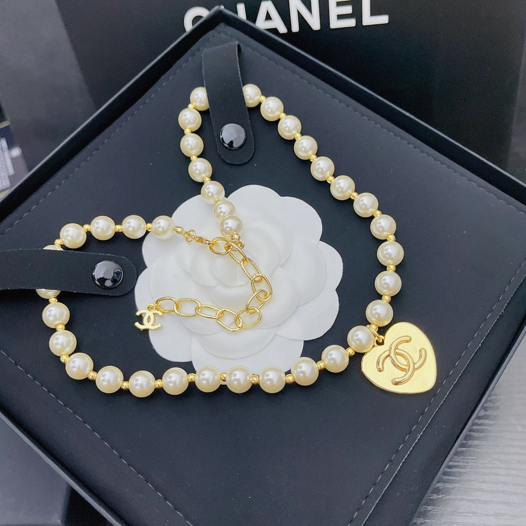 Collar de perlas con colgante de corazón