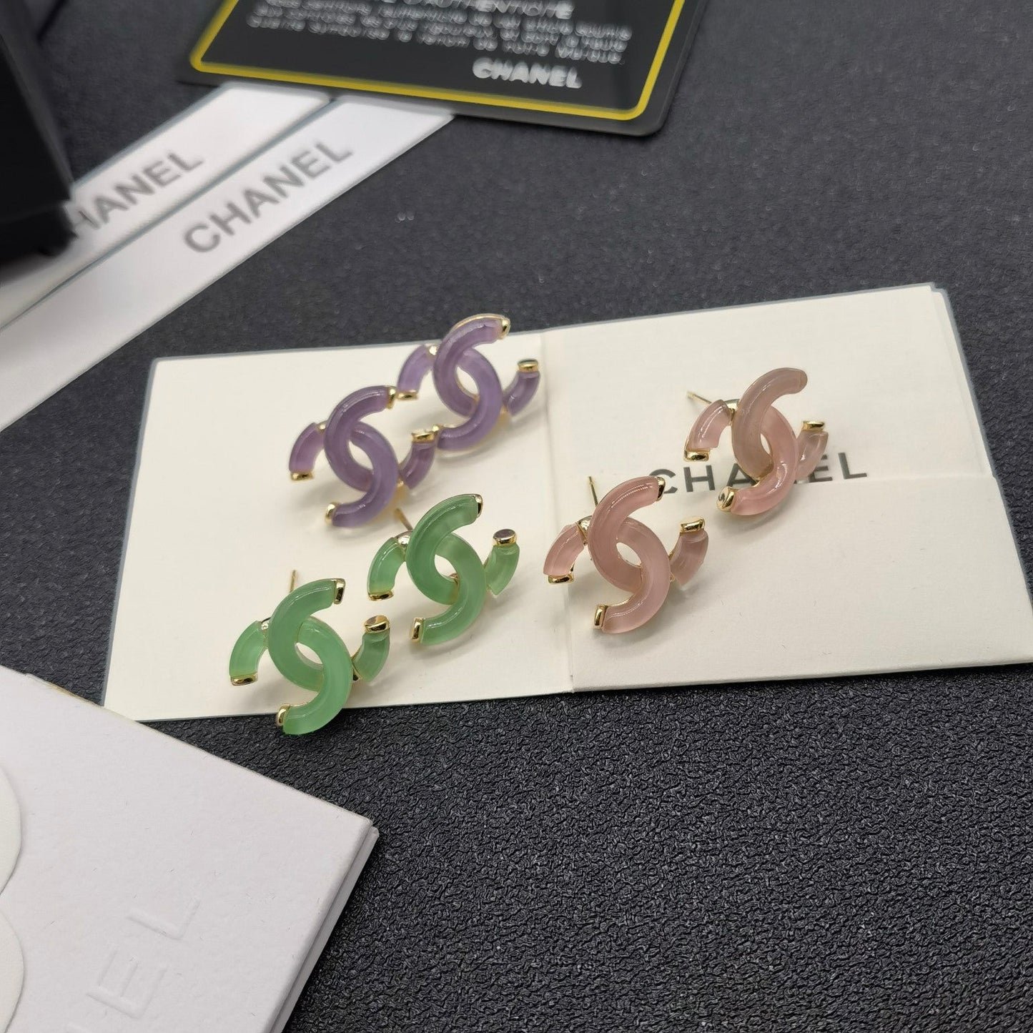 Pendientes de resina con letras vintage
