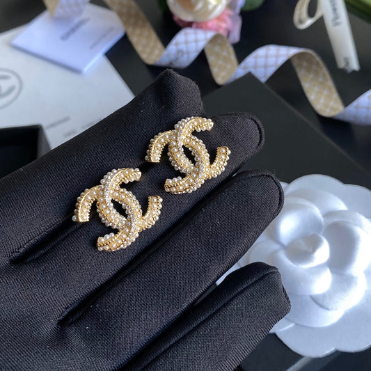 Boucles d'oreilles clous élégantes avec perles et lettres