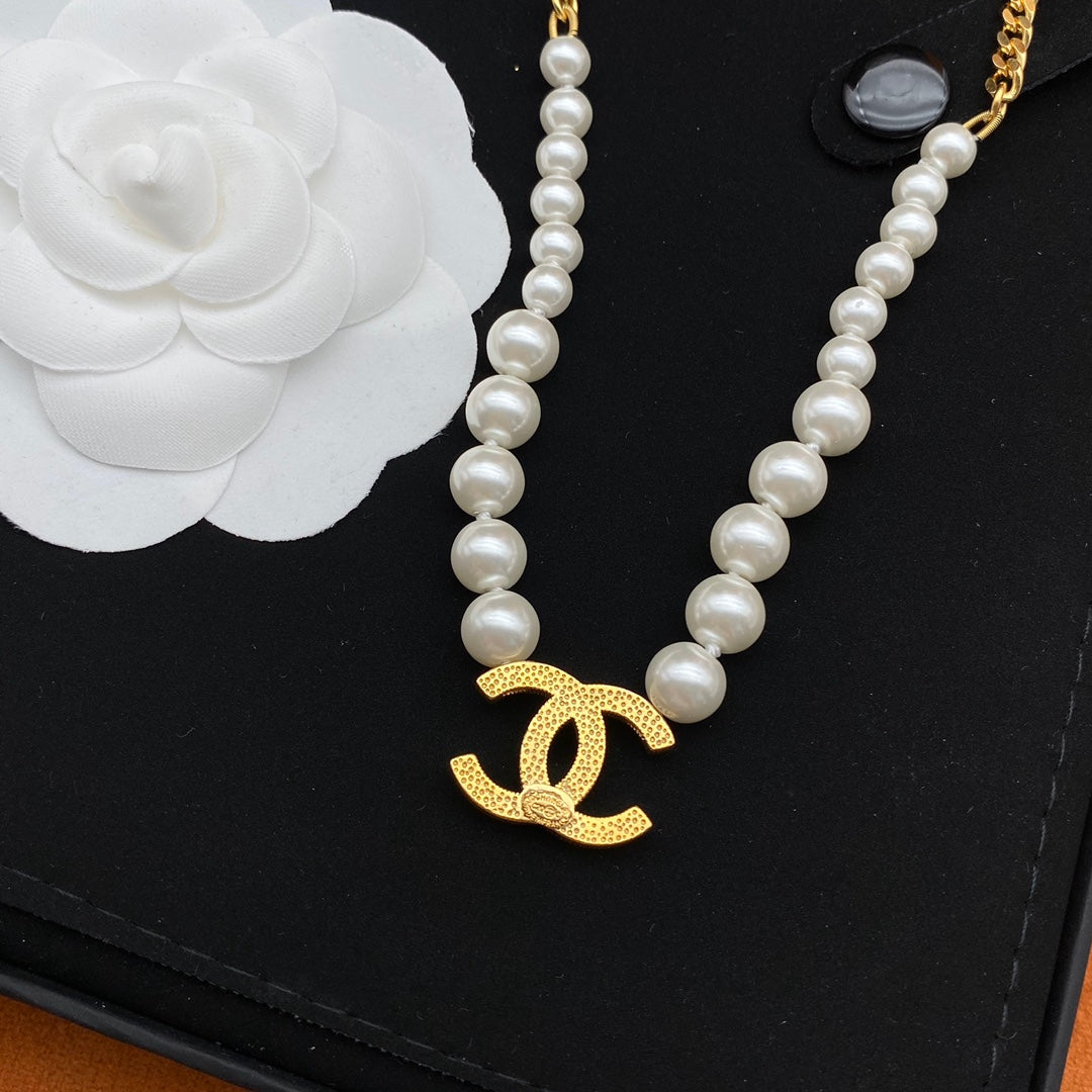 Collar de perlas con puntada de cadena creativa