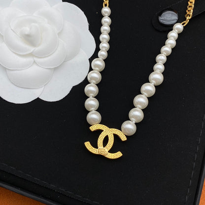 Collar de perlas con puntada de cadena creativa