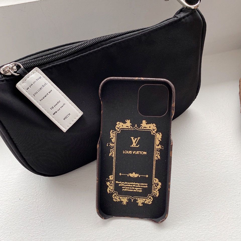 Estuche de cuero con estampado de monograma y correa para la muñeca