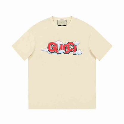 Camiseta con estampado de nubes