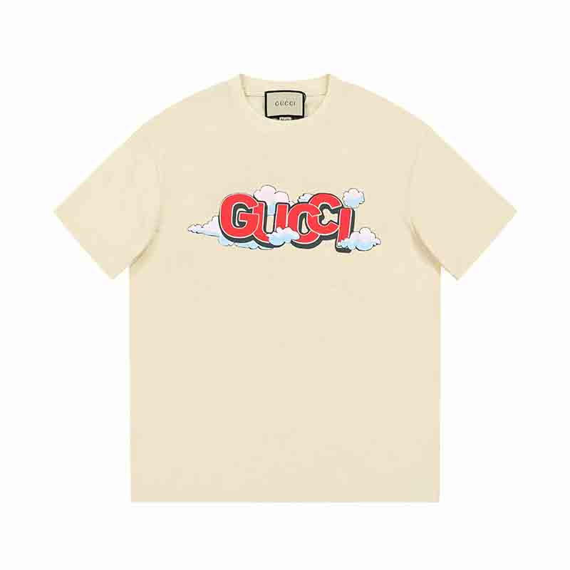 Camiseta con estampado de nubes