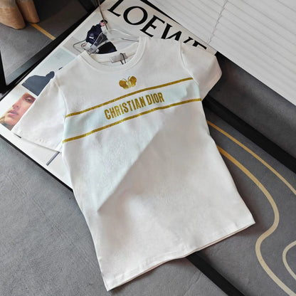 Camiseta con mariposa bordada y logo en tono dorado