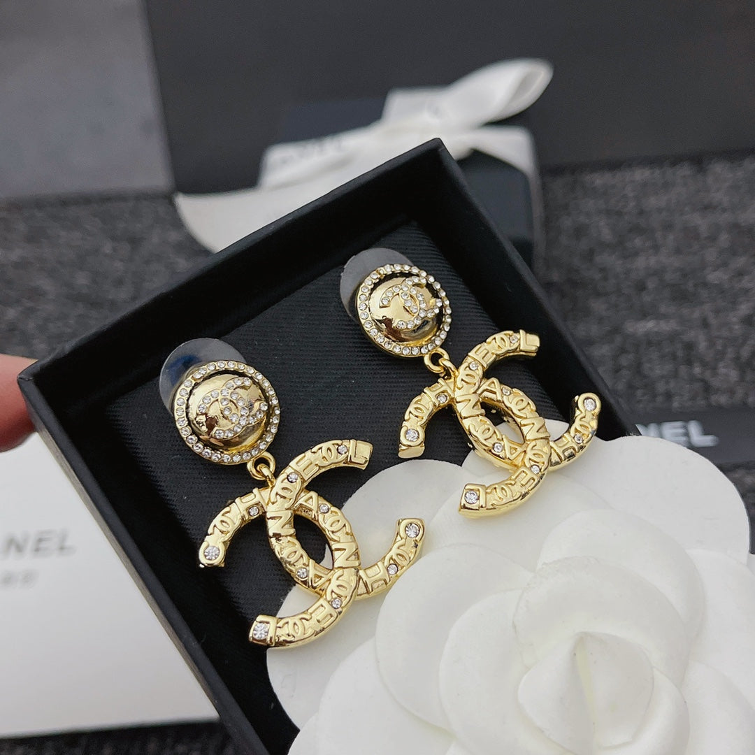 Pendientes metálicos con colgante de cristal