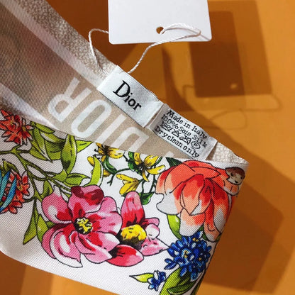 Foulard en soie à double épaisseur avec bord biseauté et motif floral