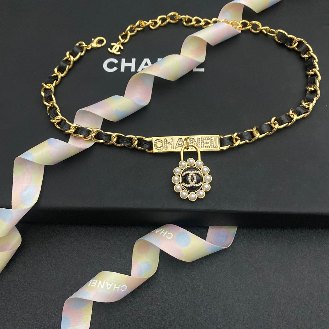 Collar de cuero trenzado con colgante de perla