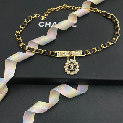 Collier en cuir tressé avec pendentif perle