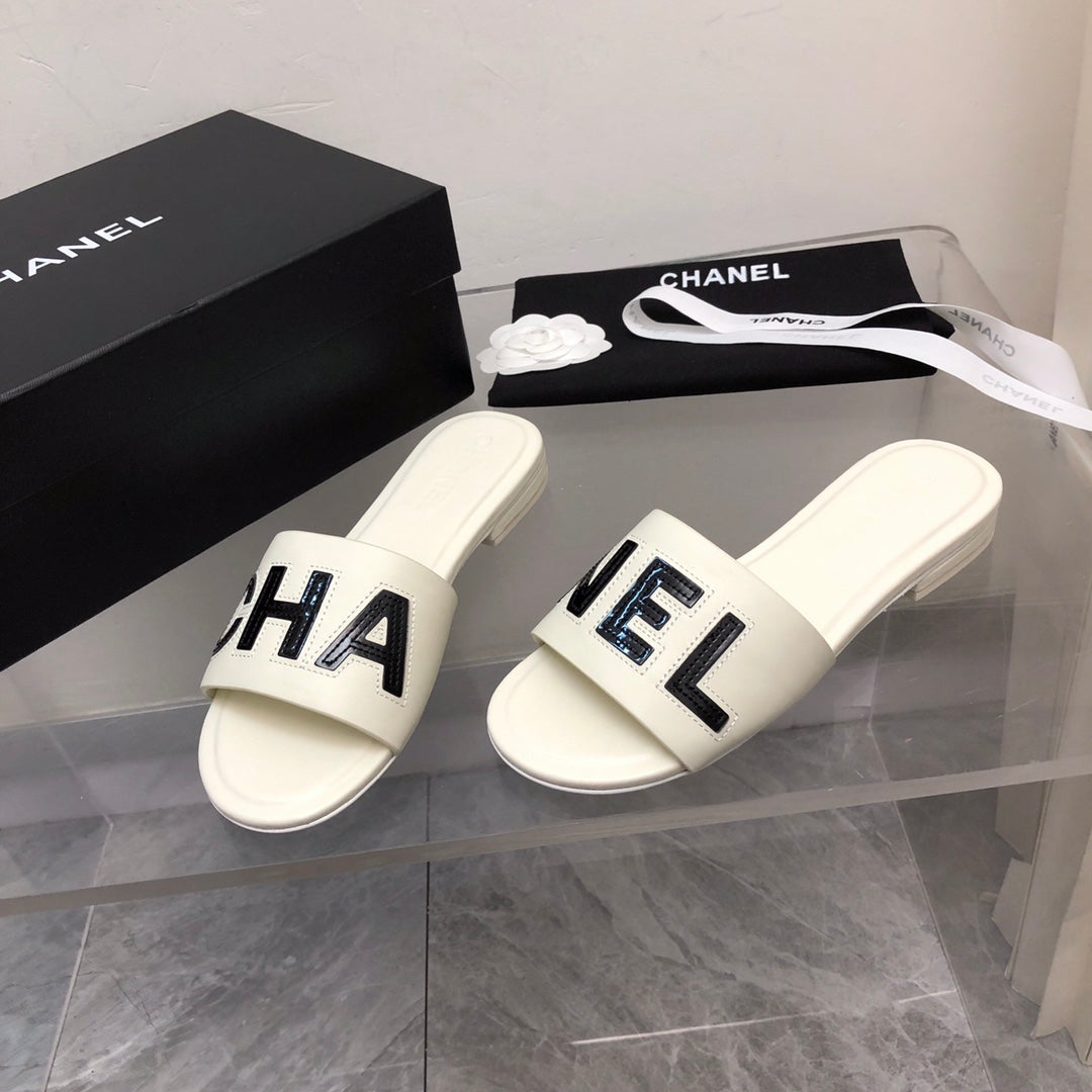 Pantuflas de cuero con letras en bloques de color