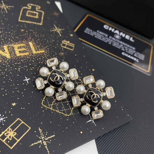 Clous d'oreilles élégants en verre, perles et diamants