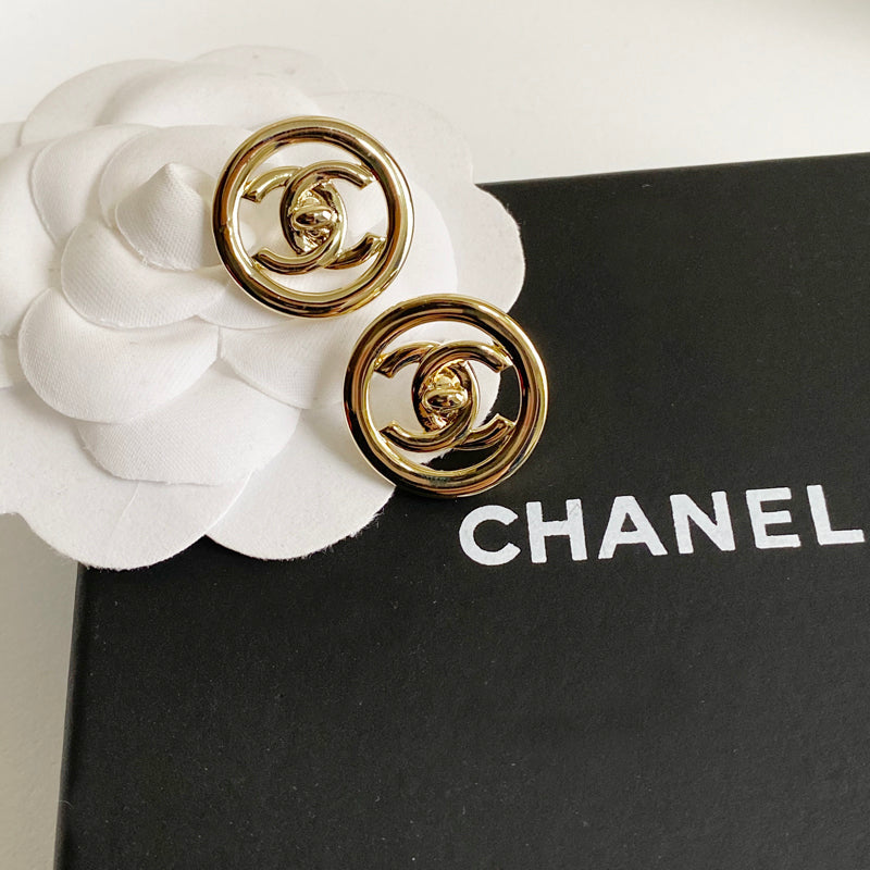 Aretes de aro con logo en metal dorado