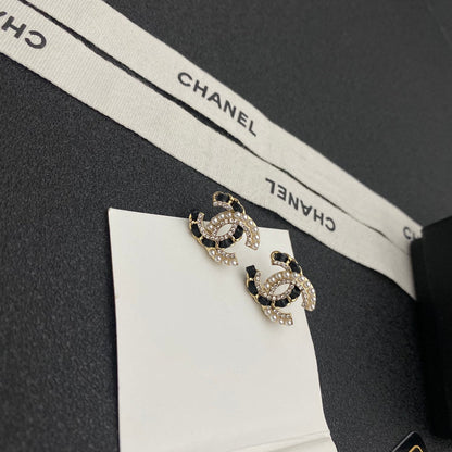 Pendientes de cuero con perlas y diamantes brillantes