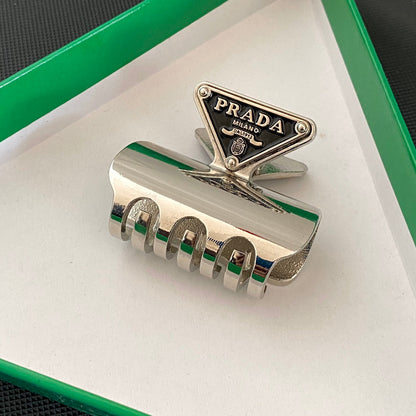 Barrette en métal avec logo triangulaire