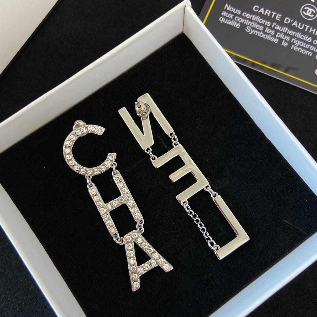 Pendientes de Letra con Diamantes de Temperamento