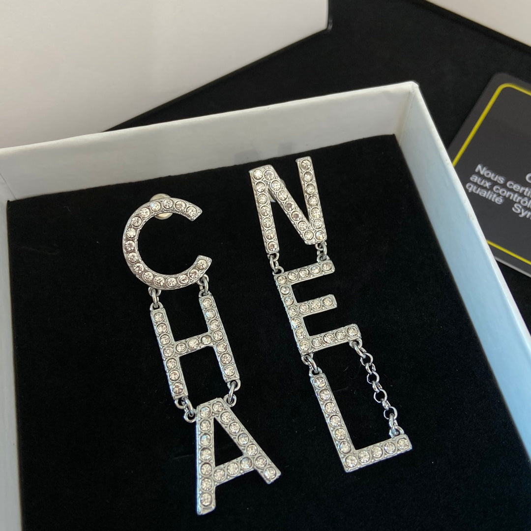 Pendientes de Letra con Diamantes de Temperamento