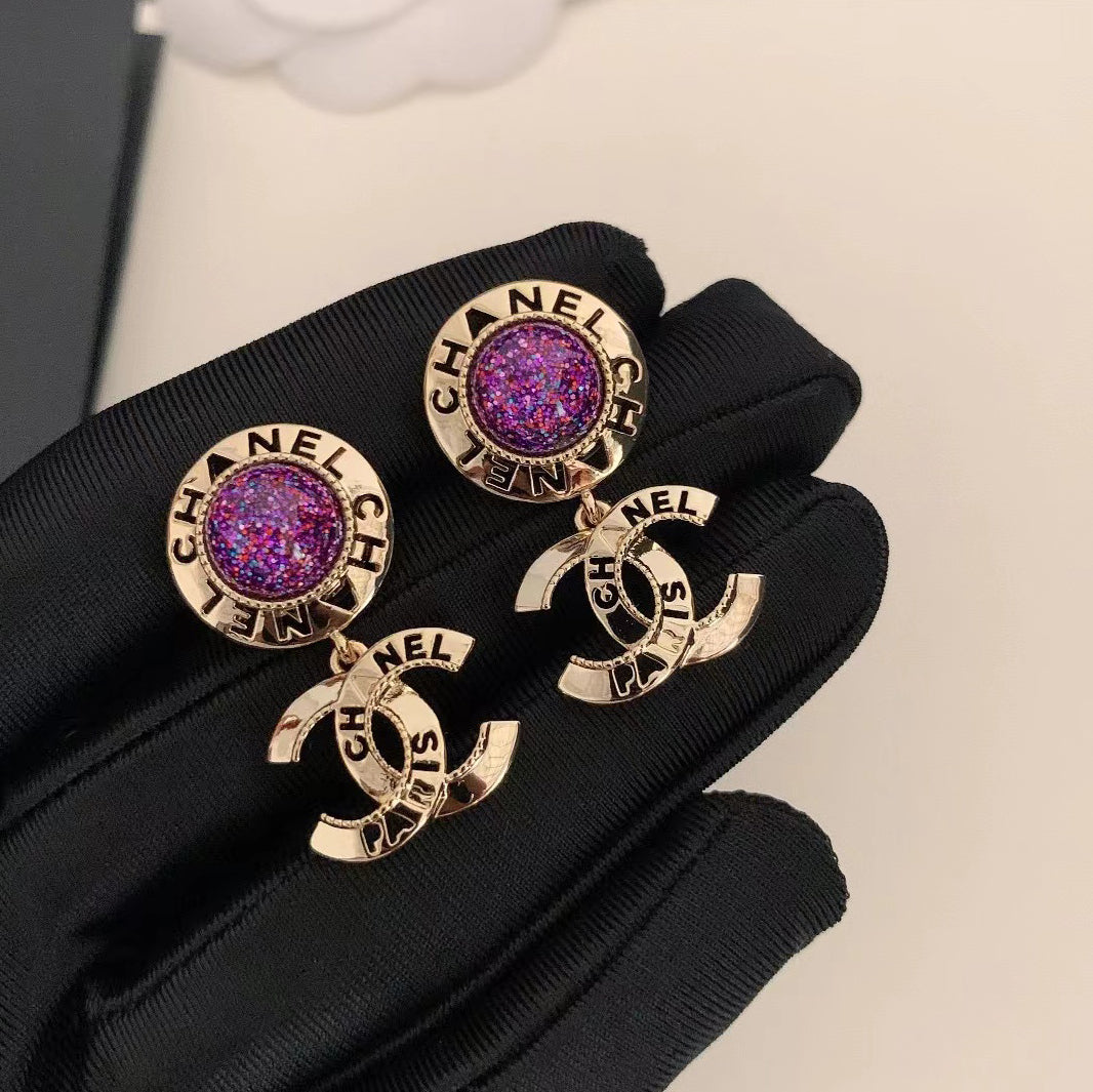 Pendientes de bola morada a la moda