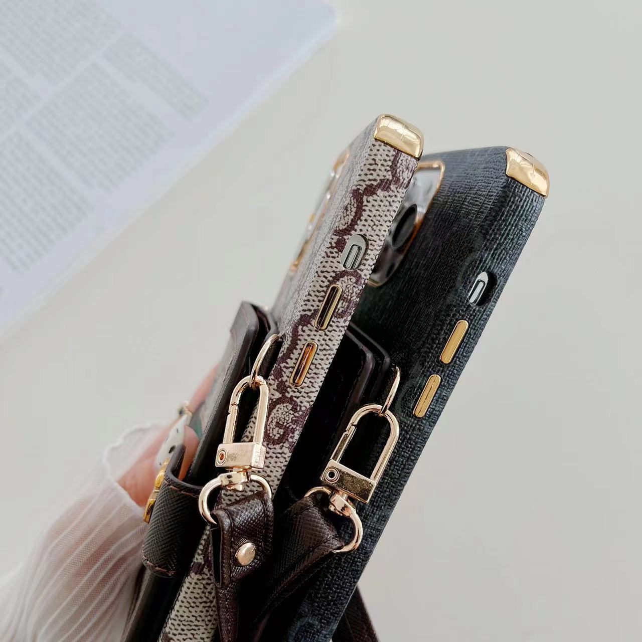 Funda tipo Cartera con Borde Dorado y Correa para Hombro