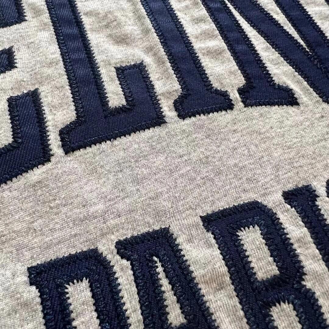 Camiseta de manga corta con aplique y bordado de color contrastado