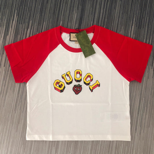 T-shirt coupe ajustée à manches courtes avec empiècements