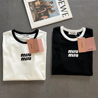 T-shirt à manches courtes brodé d'un petit écusson logo