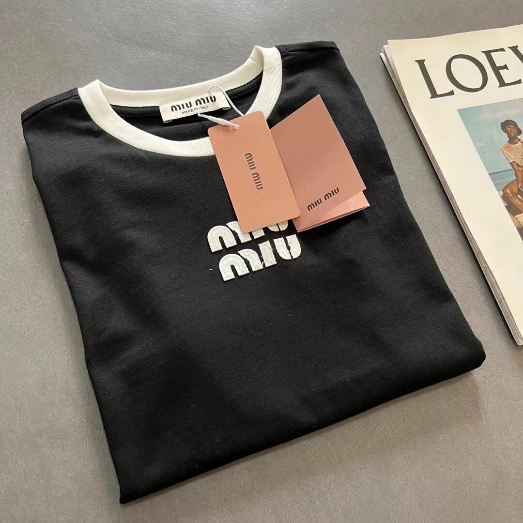 Camiseta de manga corta bordada con parche de letras de logotipo pequeño