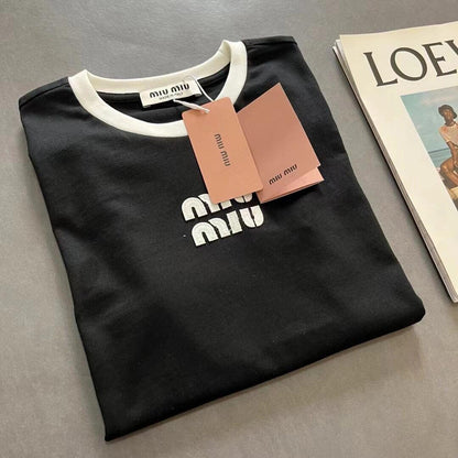 T-shirt à manches courtes brodé d'un petit écusson logo