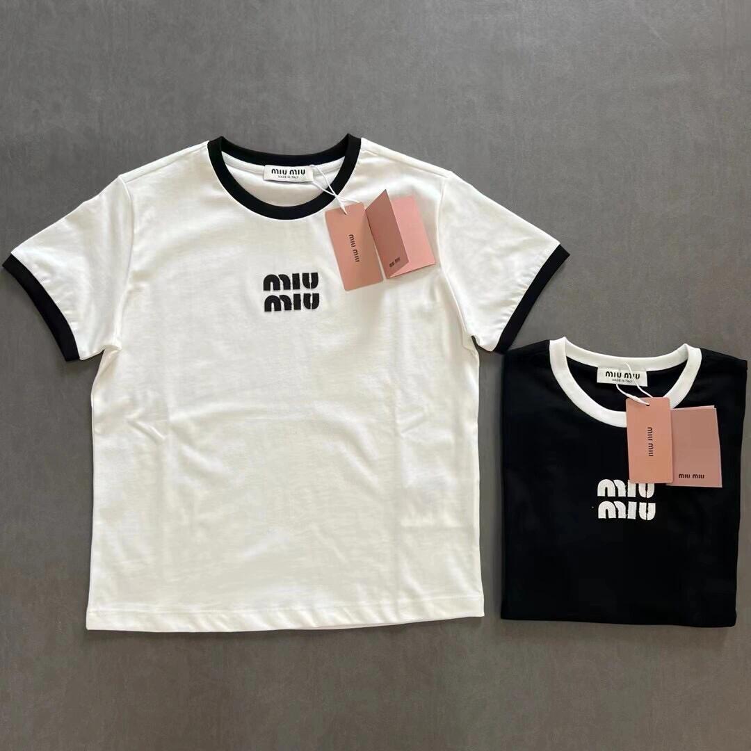 Camiseta de manga corta bordada con parche de letras de logotipo pequeño
