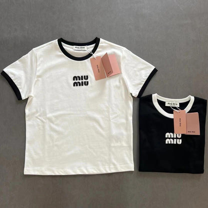 T-shirt à manches courtes brodé d'un petit écusson logo