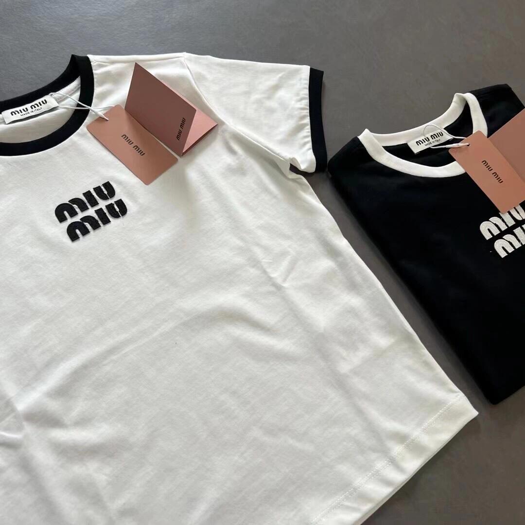 Camiseta de manga corta bordada con parche de letras de logotipo pequeño