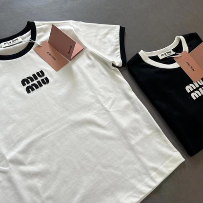 T-shirt à manches courtes brodé d'un petit écusson logo