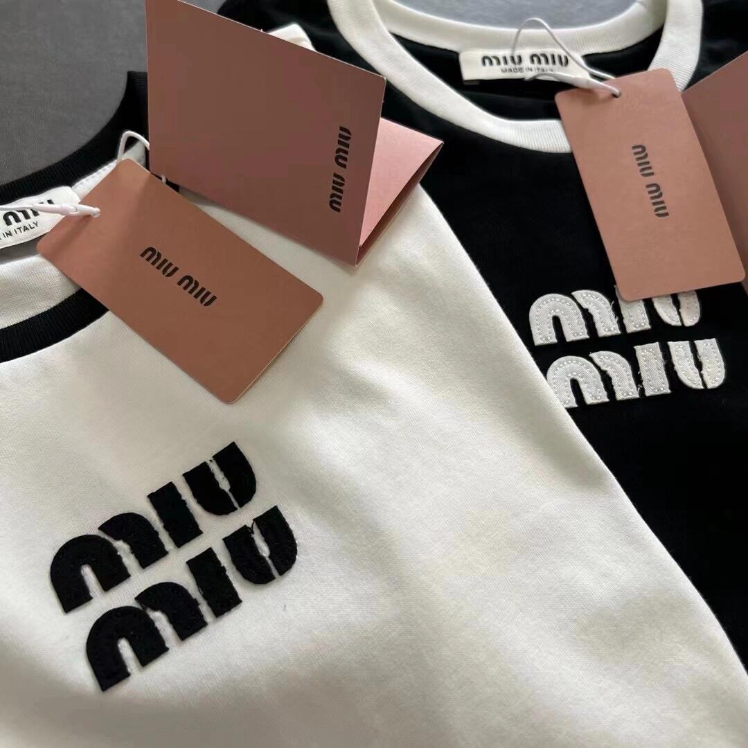 Camiseta de manga corta bordada con parche de letras de logotipo pequeño