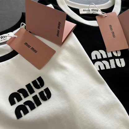 T-shirt à manches courtes brodé d'un petit écusson logo