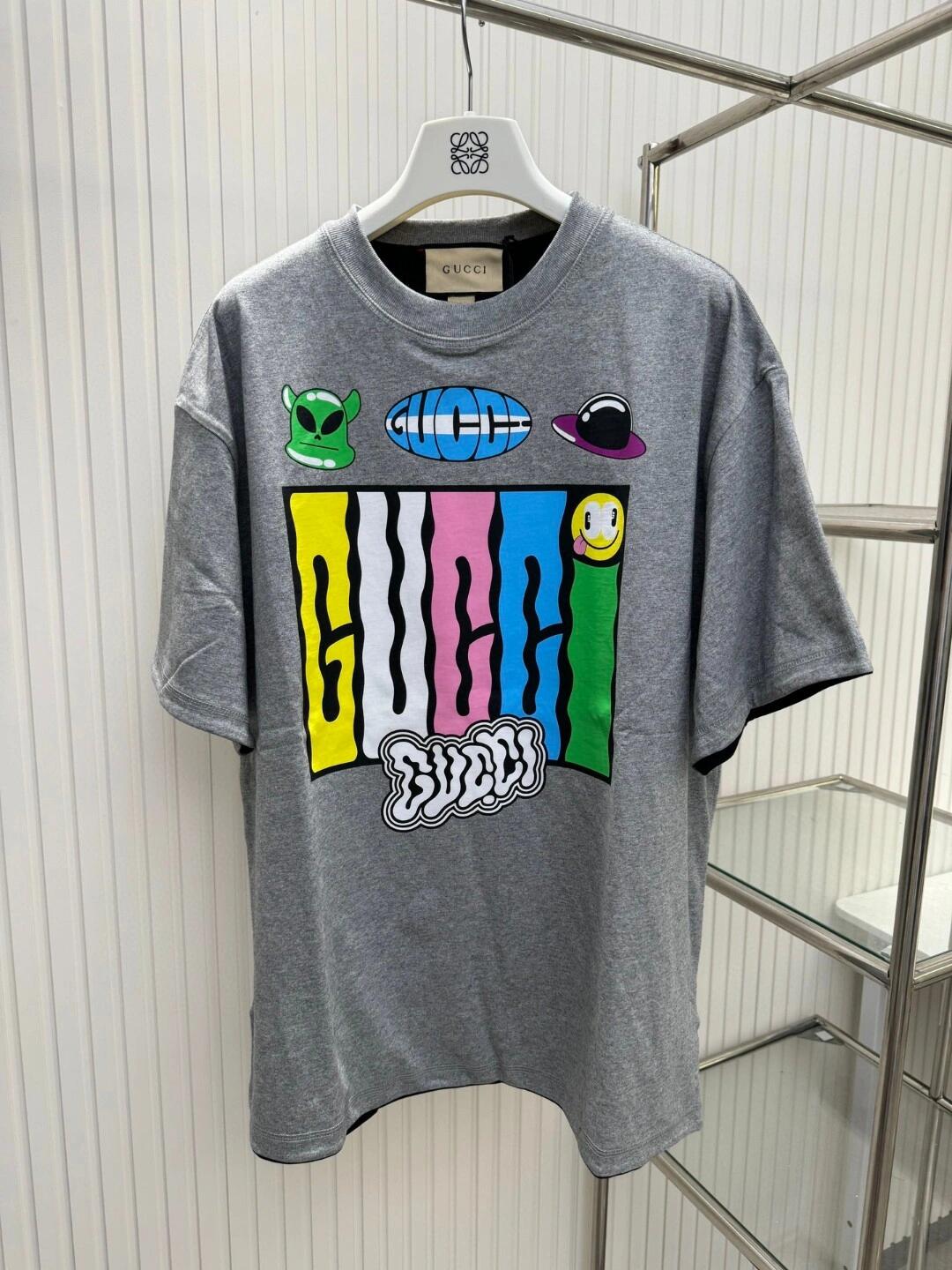 Colección cápsula de camisetas reversibles de manga corta