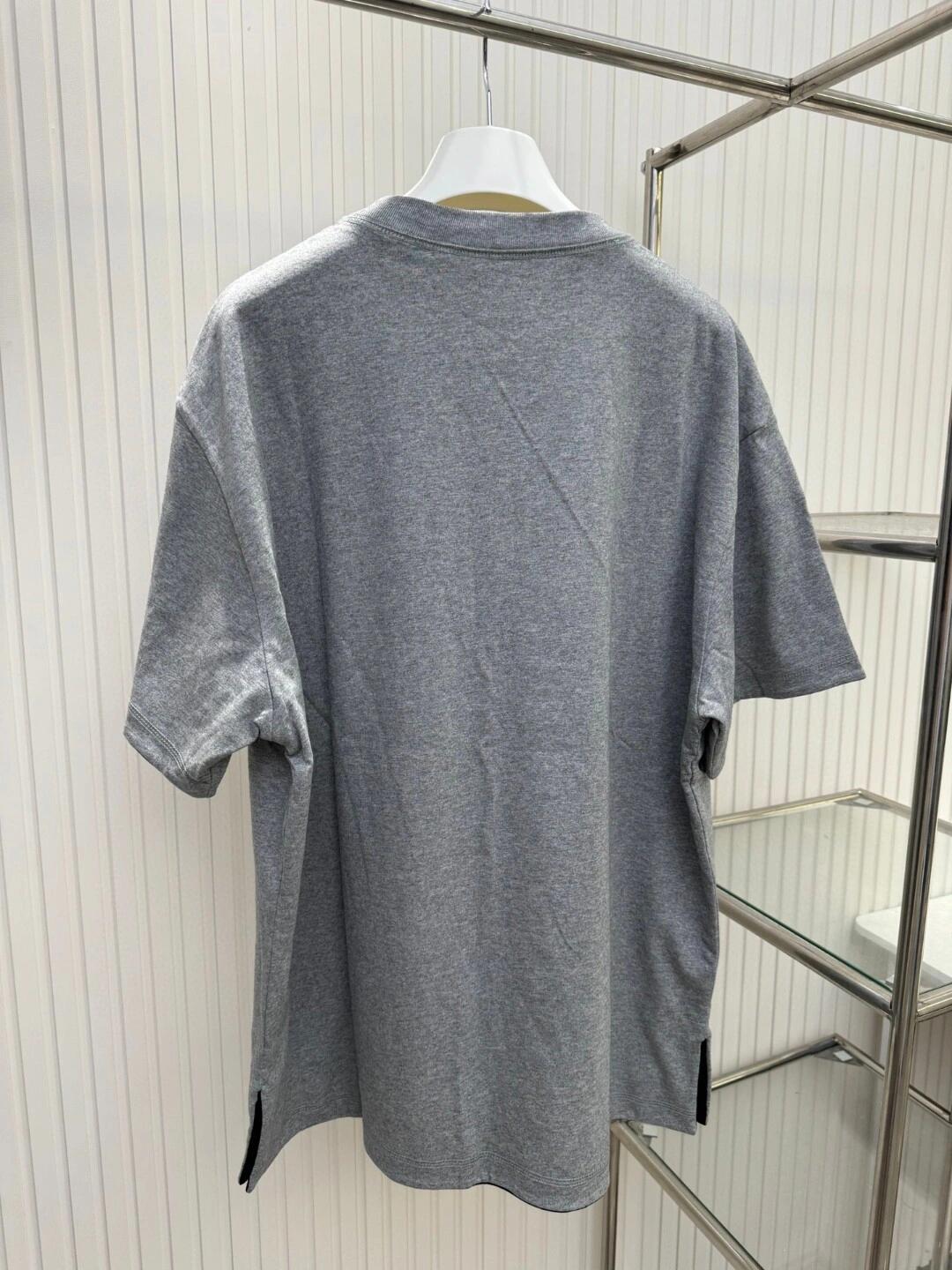 Colección cápsula de camisetas reversibles de manga corta