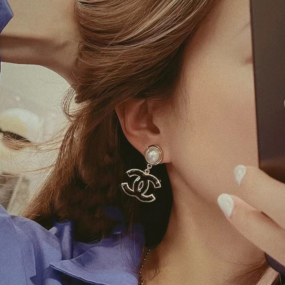 Pendientes de perlas de epoxi con carácter