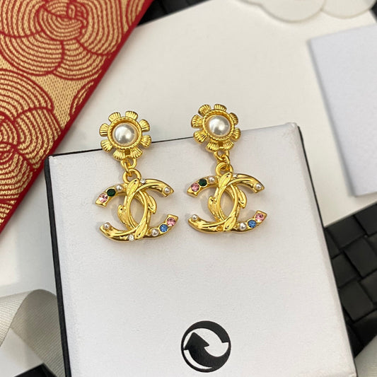 Boucles d'oreilles tendance dorées à fleurs