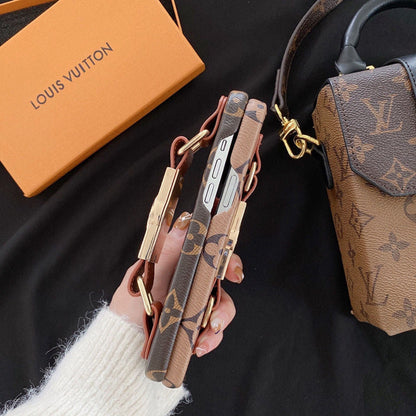 Estuche de cuero con estampado de monograma y correa para la muñeca